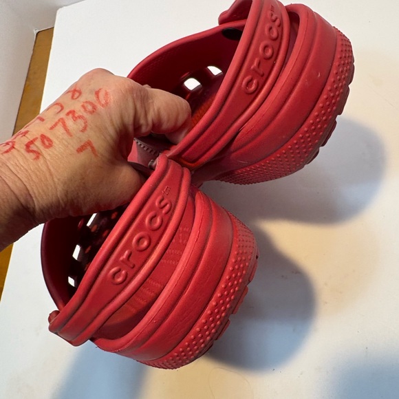 of Crocs Classic Clogs in varsity or pepper red size 7 - Picture 7 of 8